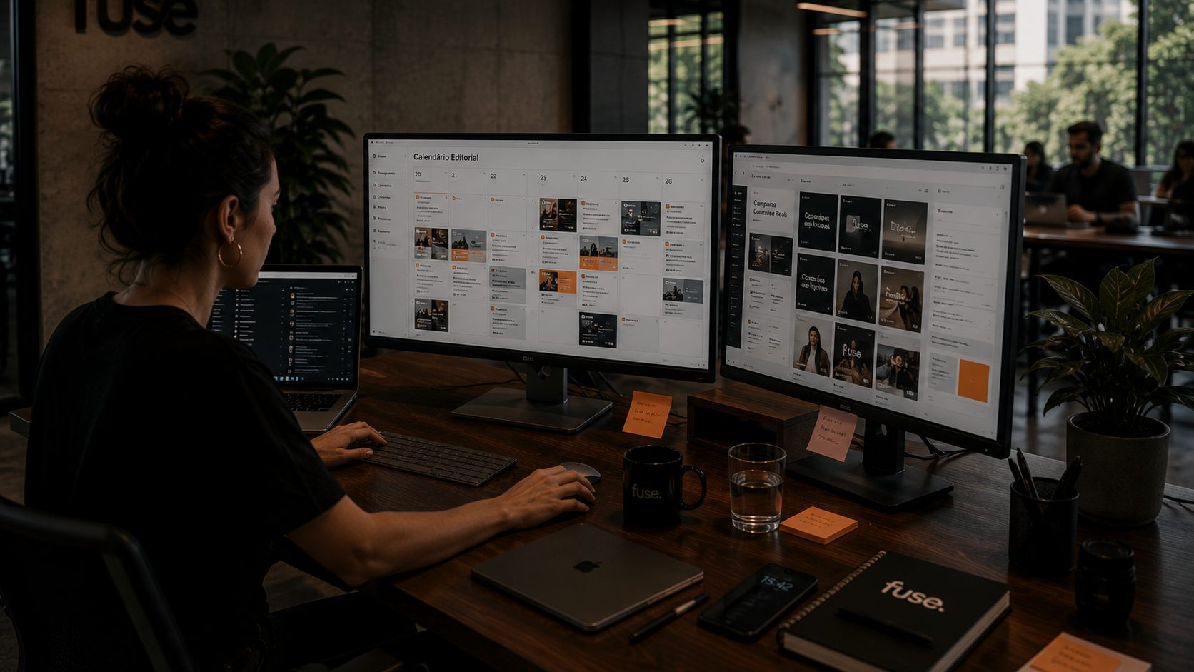 Estúdio da Fuse com console de produção musical e telas de trabalho